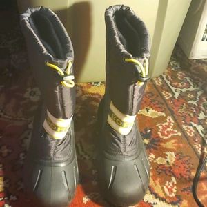 Sorel kids boots , no box. Wore it once.